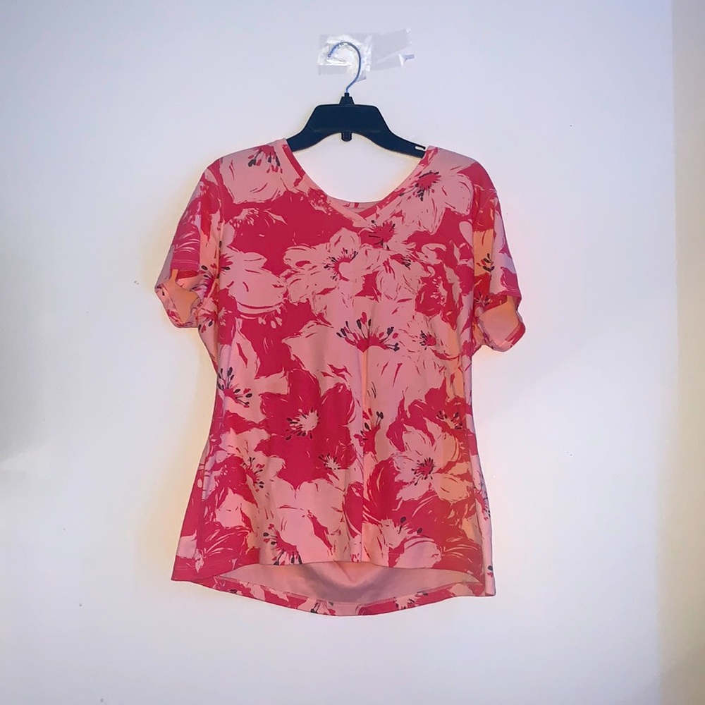 I’m selling a T-shirt. The brand is Croft&Barrow. The size is XL.